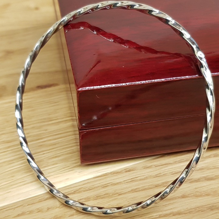 This Beautiful Silver Twist Bangle is a 3mm wide rounded design in 925 twisted silver work with a high polish and looks amazing. The 925 Silver Twist Bangle is designed to be worn on it's own or added to in multiples. It is 65mm round and slides nicely over the hand.